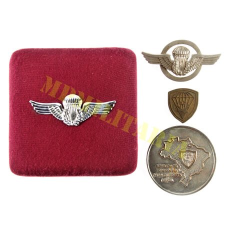 Conjunto com Medalha e Disititivos da Brigada Paraquedista