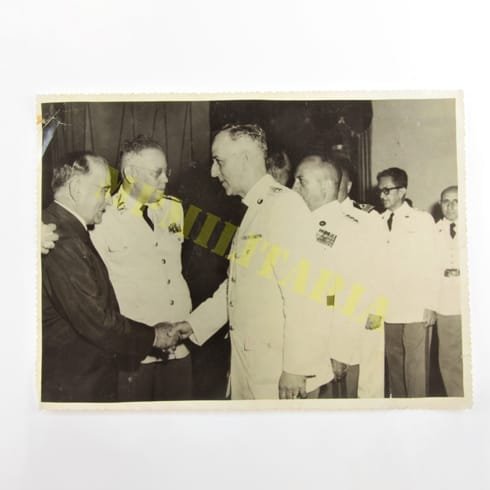 Antiga foto com o Presidente Getúlio com Militares