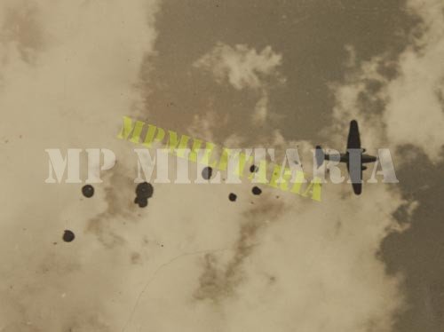 Fotos de paraquedistas do exército saltando de avião - Anos 40 - Imagem 2