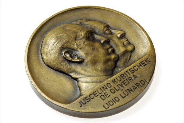 MEDALHA CONFERÊNCIA INTERNACIONAL DE INVESTIMENTO ∙ PRESIDENTE KUBITSCHEK E LIDIO LUNARDI – 1958 - Imagem 5