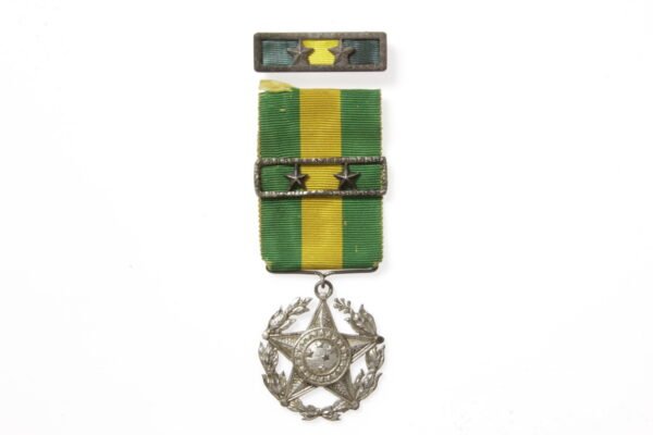 MEDALHA MILITAR DE 20 ANOS DE BONS SERVIÇOS COM BARRETA