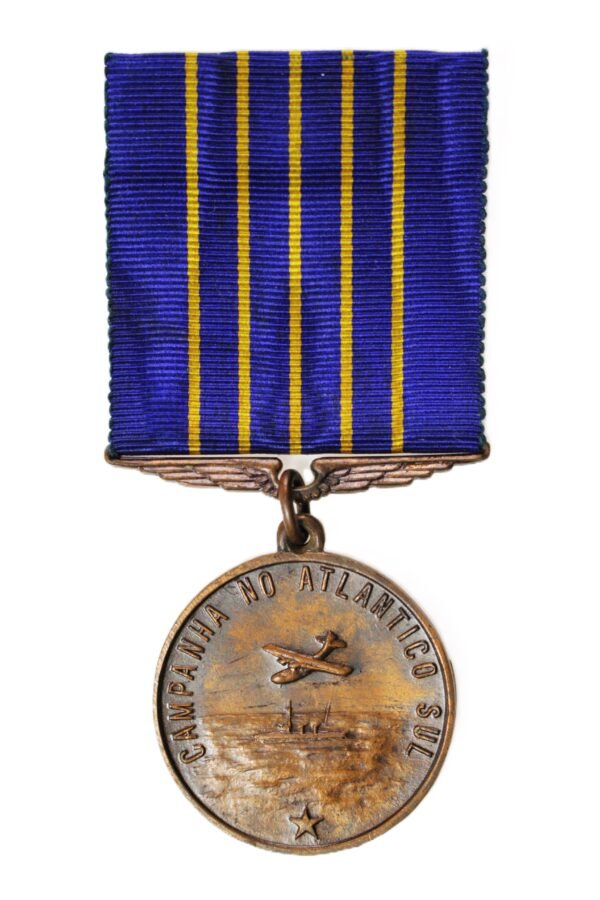 CONJUNTO MEDALHA DA FAB CAMPANHA NO ATLÂNTICO SUL E PATCH US ARMY FORCES SOUTH ATLANTIC - II GUERRA - Imagem 2