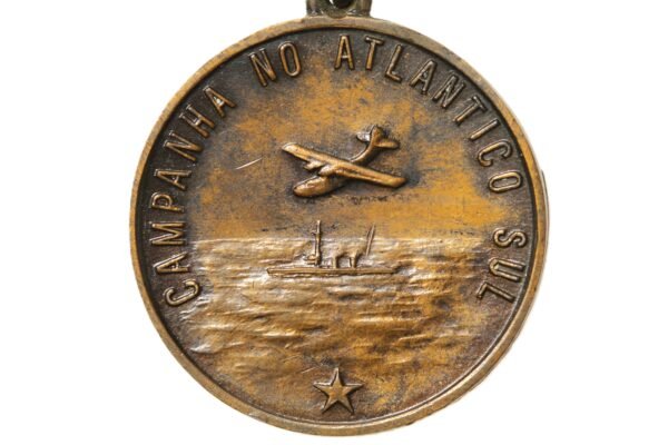CONJUNTO MEDALHA DA FAB CAMPANHA NO ATLÂNTICO SUL E PATCH US ARMY FORCES SOUTH ATLANTIC - II GUERRA - Imagem 4