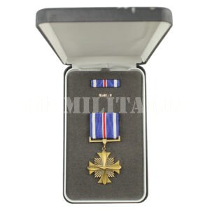 MEDALHA DISTINGUISHED FLYING CROSS – NA CAIXA