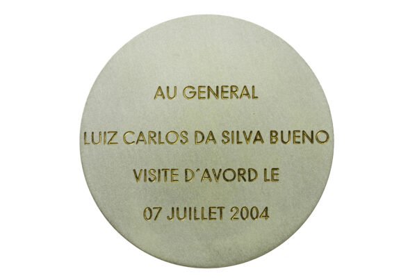 MEDALHA DA BASE AERIENNE 702 FORÇA AEREA FRANCESA - NOMINAL A O CMT DA AÉRONÁUTICA DO BRASIL - Imagem 2
