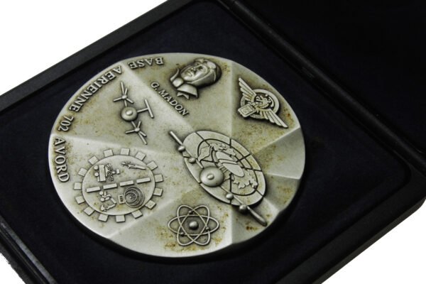 MEDALHA DA BASE AERIENNE 702 FORÇA AEREA FRANCESA - NOMINAL A O CMT DA AÉRONÁUTICA DO BRASIL - Imagem 5