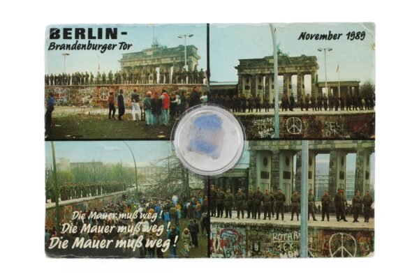POSTAL COM PEDAÇO DO MURO DE BERLIM - Imagem 2