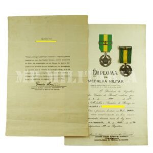 LOTE DE DOCUMETOS DAS MEDALHAS SERVIÇOS DE GUERRA DA MARINHA E MEDALHA MILITAR, COM MEDALHA