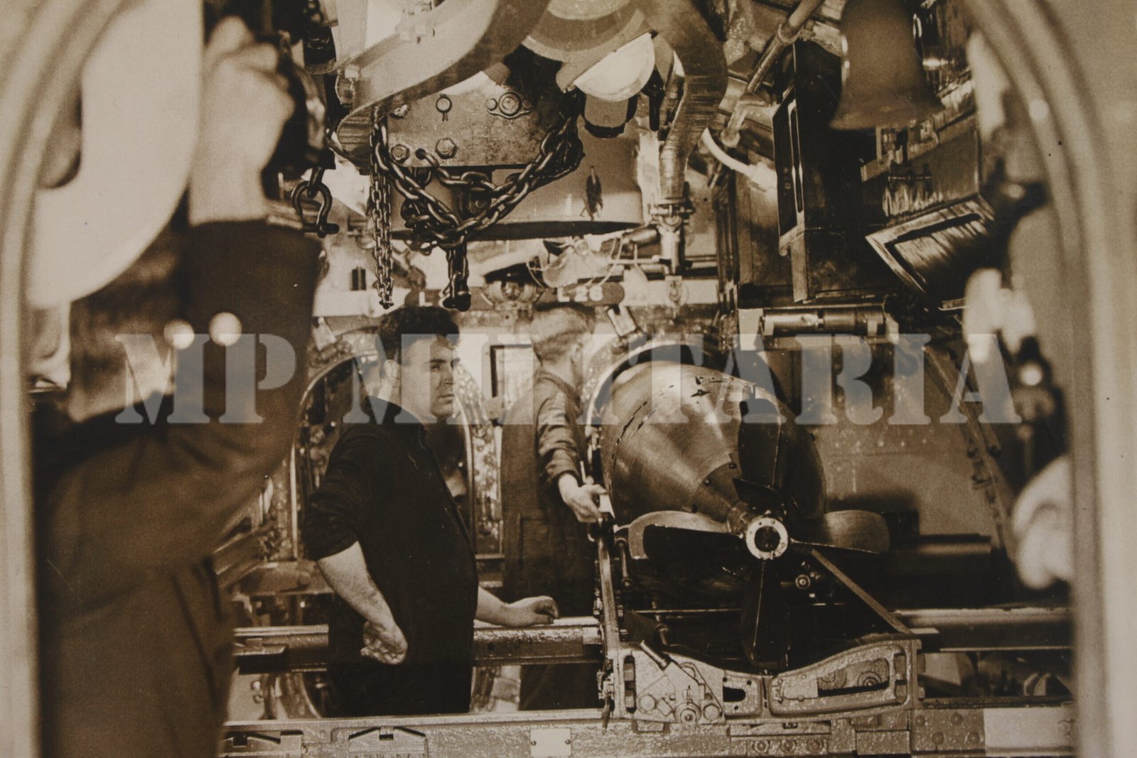 ANTIGA FOTOGRAFIA DE LANÇAMENTO DE TORPEDO EM SUBMARINO INGLÊS - Imagem 2