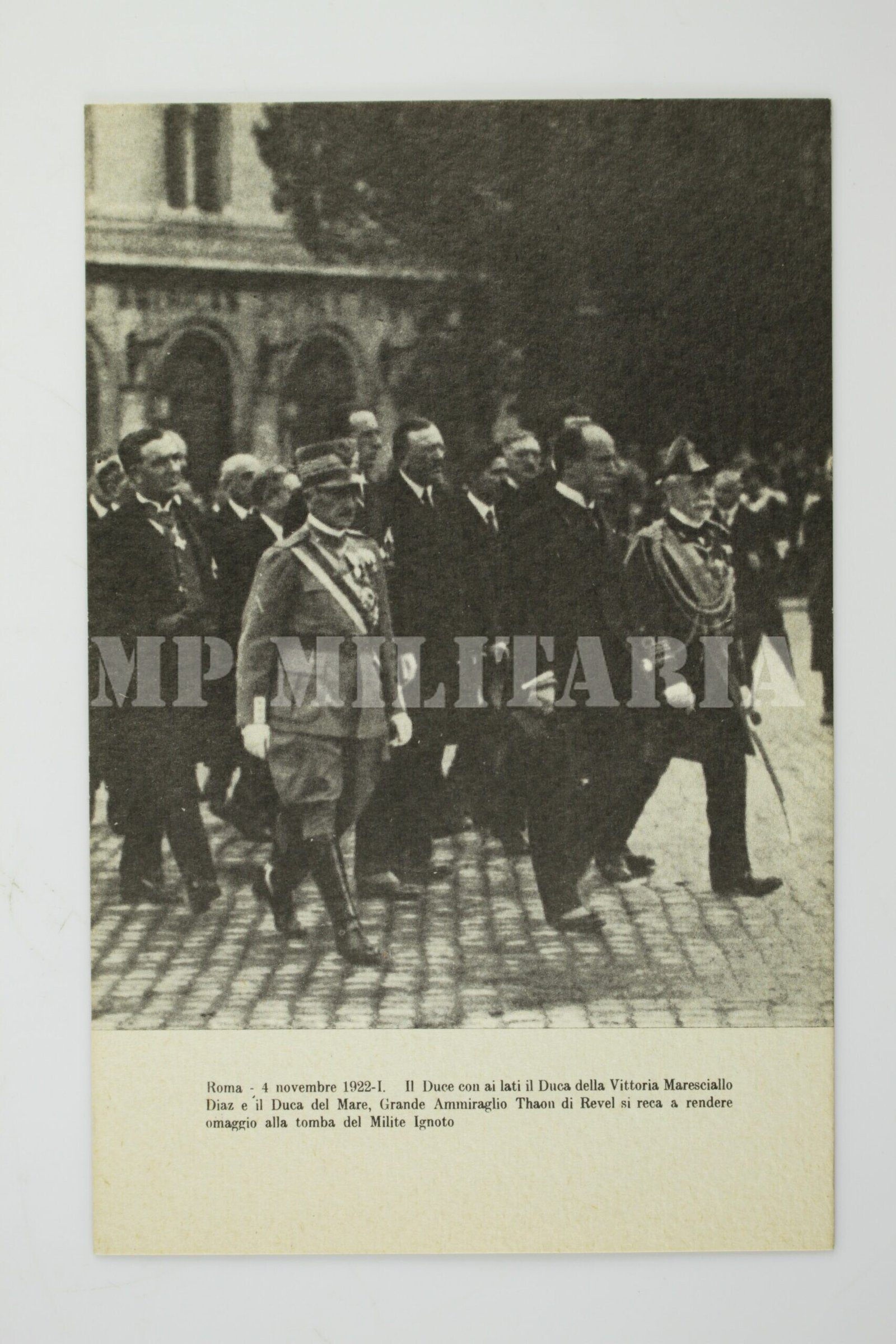 CARTÃO POSTAL DE MUSSOLINI INDO AO TUMULO DO SOLDADO DESCONHECIDO - Imagem 2