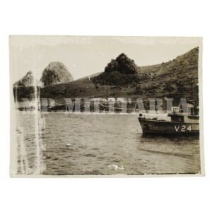 FOTOGRAFIA DA CORVETA SOLIMÕES V-24 MARINHA DO BRASIL NA ILHA DA TRINDADE – 1957